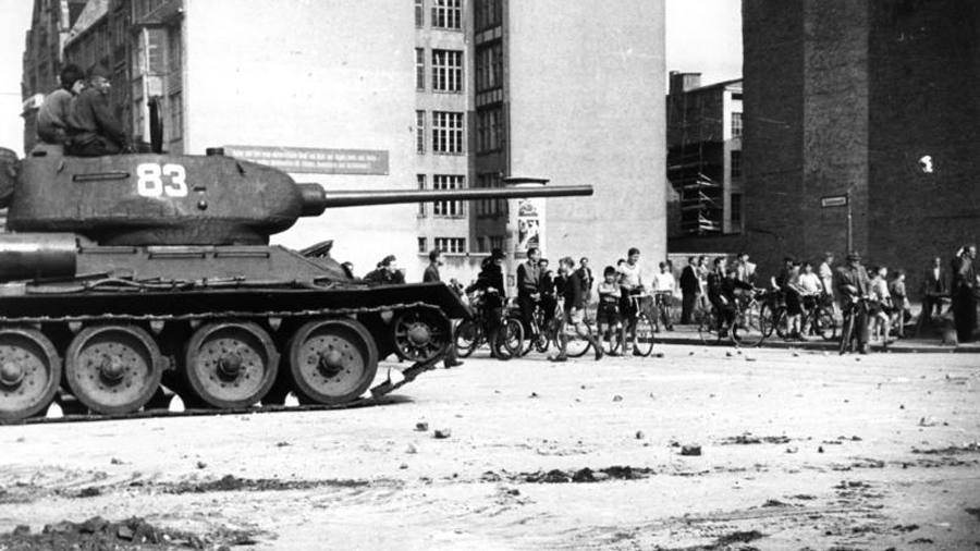 Sowjetischer T-34/85-Panzer in der Schtzenstrae in Berlin